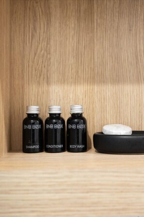 Deluxe Apartment, City View | Bathroom | Shower, free toiletries, hair dryer, towels - BHB Designer Collingwood (Collingwood)