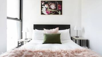 Apartemen Deluks, 1 Tempat Tidur Queen dengan tempat tidur Sofa, pemandangan kota | 1 kamar tidur dan didekorasi berbeda-beda