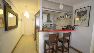 Frigorífico, microondas, horno y placa de cocina