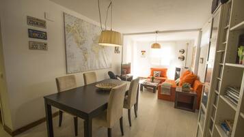 Una televisión, una chimenea, un reproductor estéreo