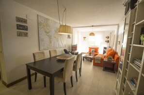 Tv, eldstad och en stereo