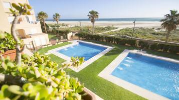 Una piscina al aire libre