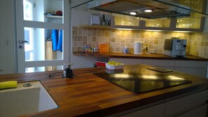 Kjøleskap, mikrobølgeovn, ovn og kokeplater