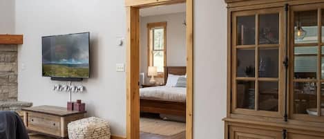 3 bedrooms, memory foam beds, Internet, bed sheets
