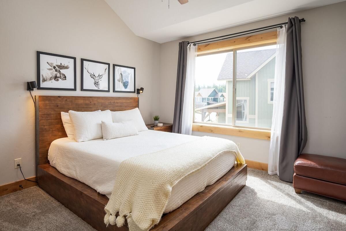 3 bedrooms, memory-foam beds, Internet, bed sheets