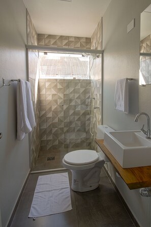 Dusche, kostenlose Toilettenartikel, Haartrockner, Handtücher