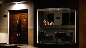 Un espace d’accueil doté d’une porte en bois et d’une cloison en verre.