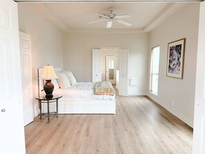 4 室のベッドルーム、低反発ベッド、WiFi、ベッドシーツ