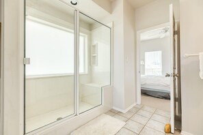 浴槽、ヘアドライヤー、タオル