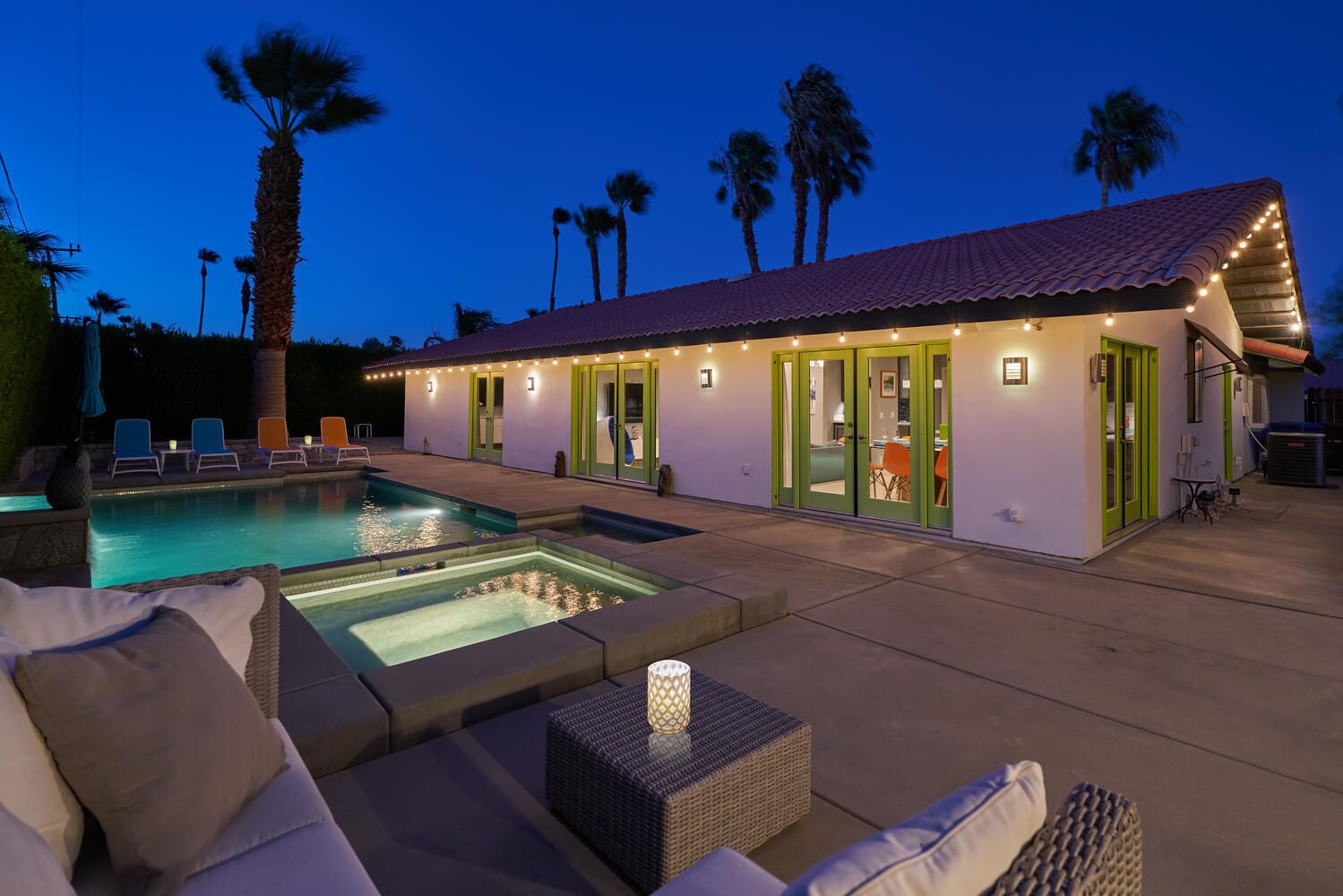 Utendørsbasseng og et oppvarmet basseng