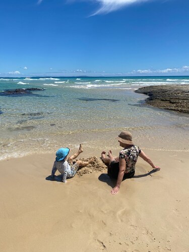 Spacious Straddie family retreat sleeps up to 10, walk to Cylinder Beach
