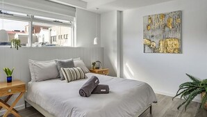 1 bedroom, iron/ironing board, WiFi, bed sheets - SALT 4 Getaway Luxury for 2 (Sorrento)