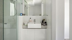 Shower, hair dryer, towels
