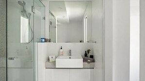 Shower, hair dryer, towels, shampoo - SALT 4 Getaway Luxury for 2 (Sorrento)
