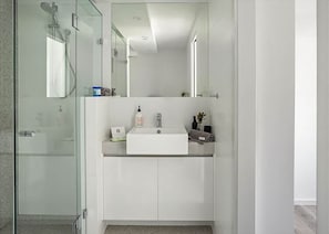 Shower, hair dryer, towels, shampoo - SALT 4 Getaway Luxury for 2 (Sorrento)
