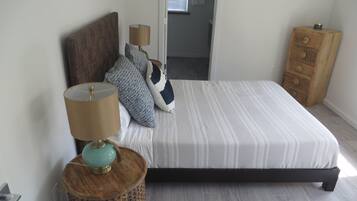 2 chambres, bureau, fer et planche Ă repasser, lit parapluie