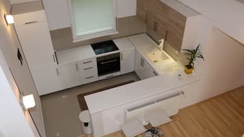 Fridge, oven, stovetop, dishwasher