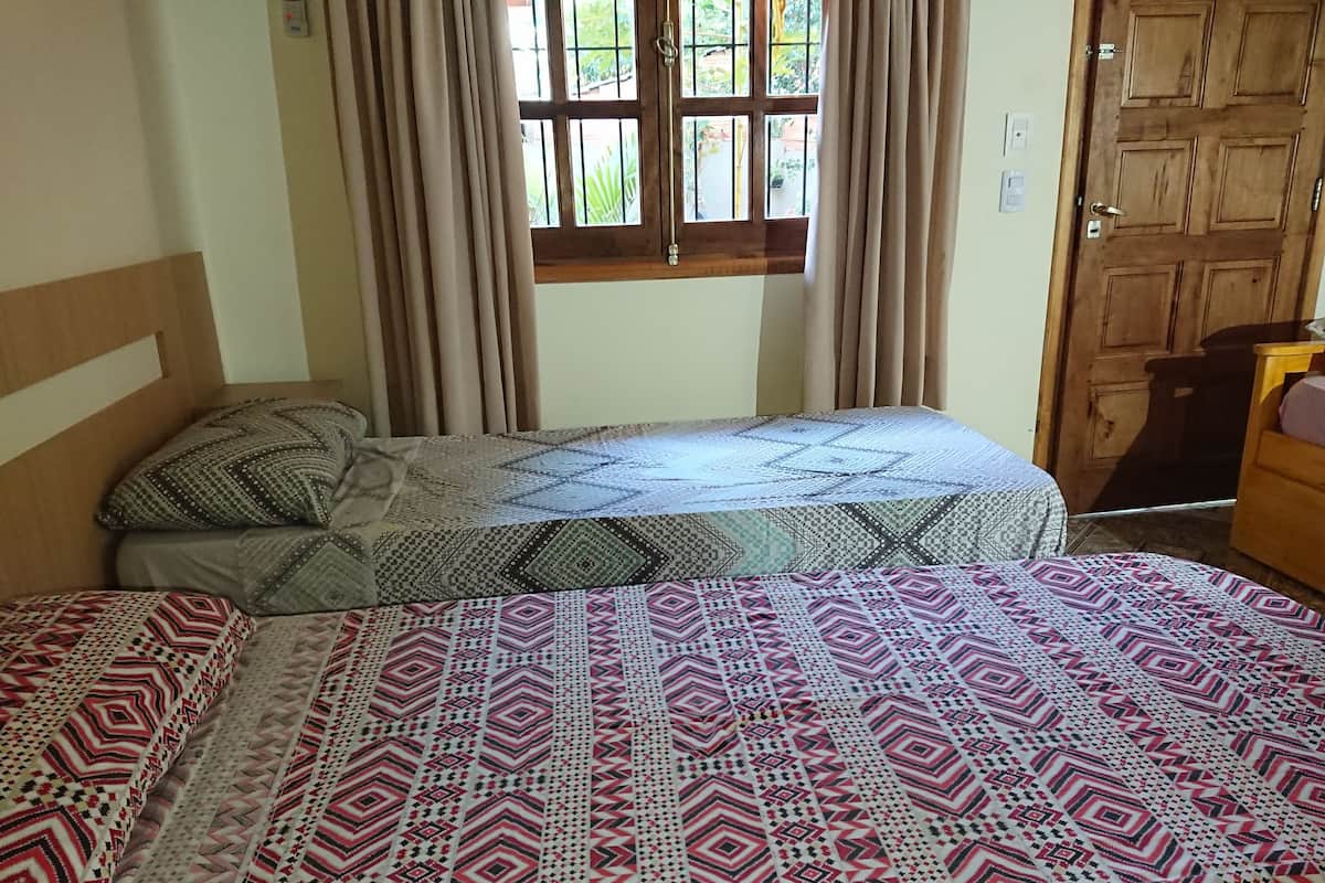 Quarto triplo básico, 3 camas de solteiro | Wi-Fi de cortesia, roupa de cama