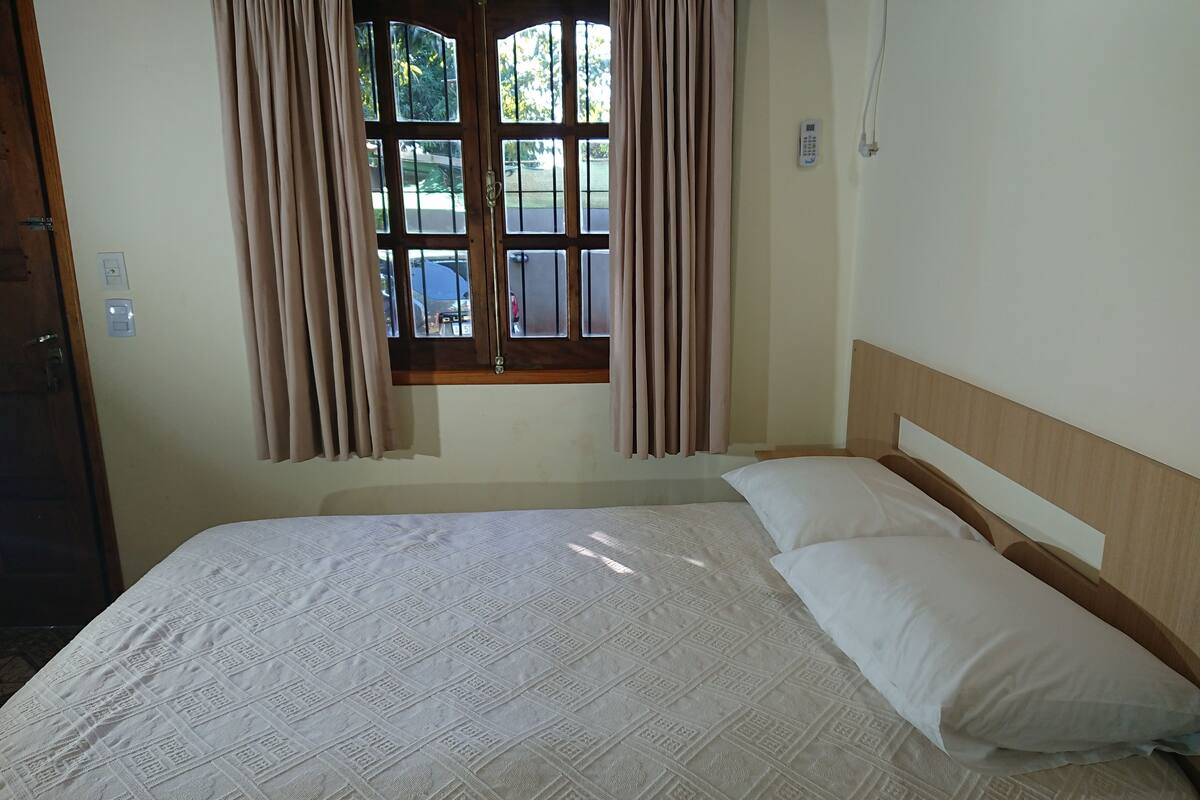 Quarto casal básico | Wi-Fi de cortesia, roupa de cama
