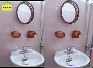 Douche, sĂšche-cheveux, bidet, serviettes fournies