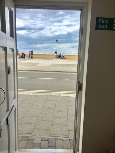 BAYVIEW 5  2 Bedroom Modern Seafront Apartment Newly Refurbished HERNE BAY