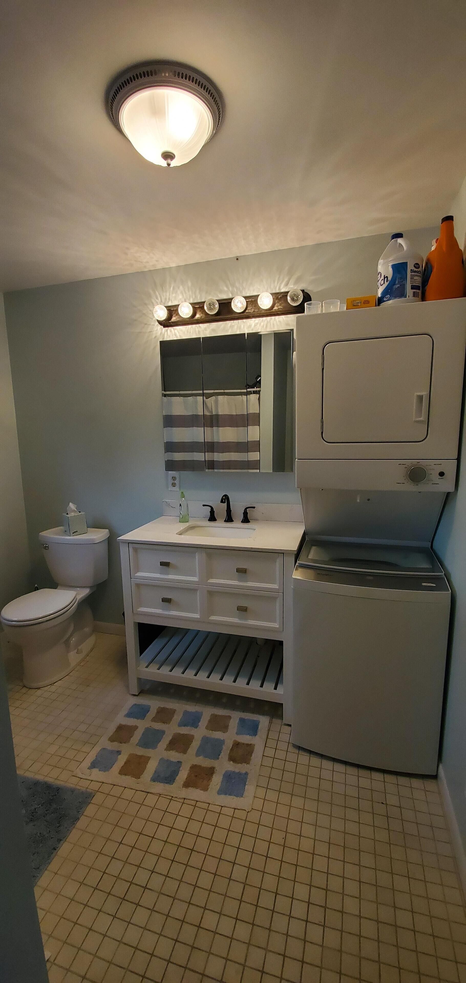 Dusj, hårføner, håndklær og såpe