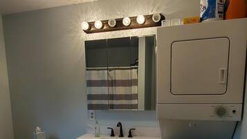 Dusj, hårføner, håndklær og såpe