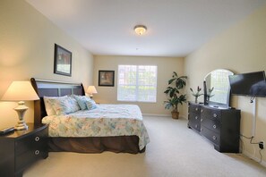 3 chambres, bureau, fer et planche à repasser, accès au Wi-Fi (inclus)