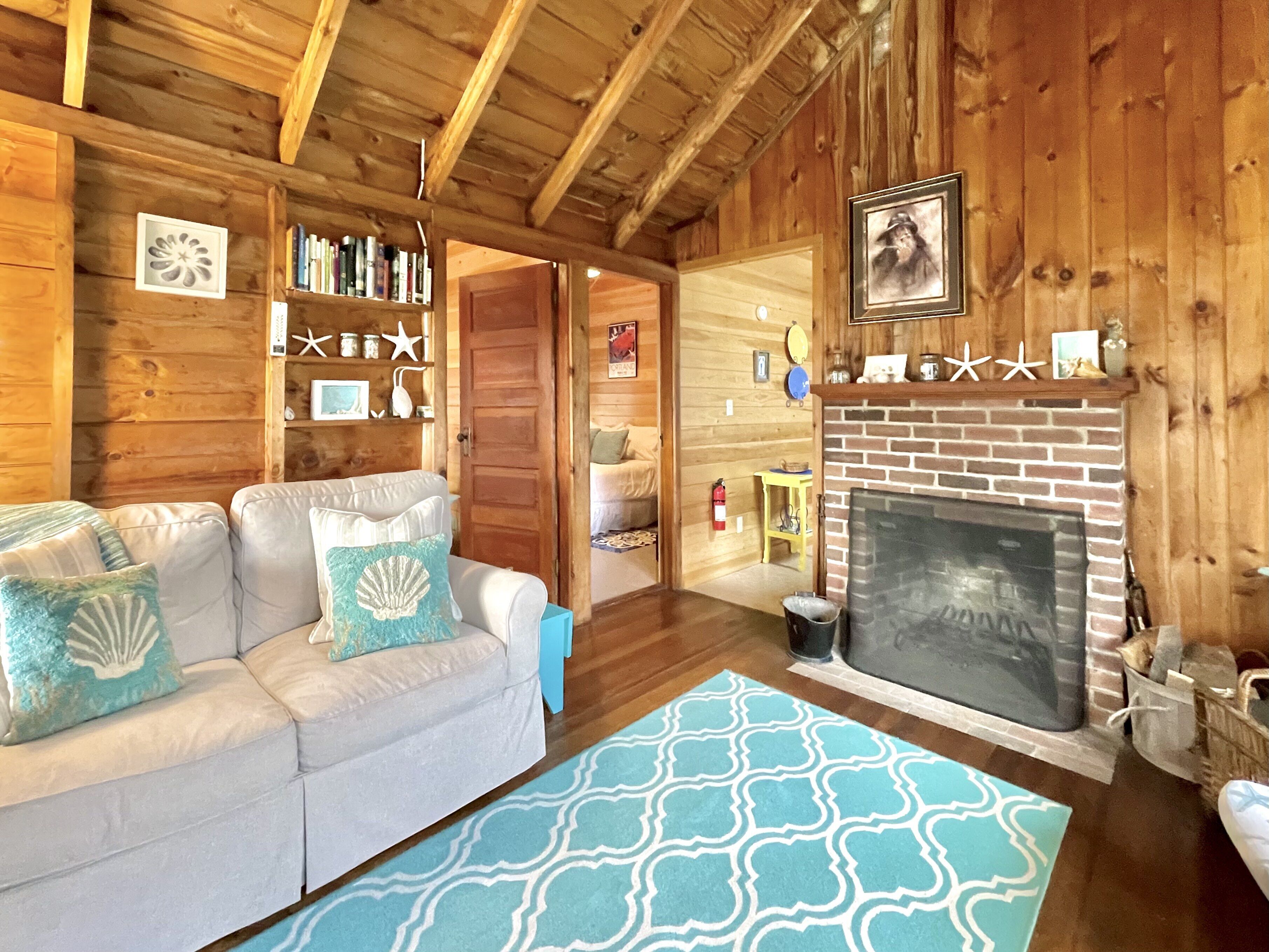 Rustic Chic Cottage in Ocean Point! Water Views, Fireplace and Great Linens!