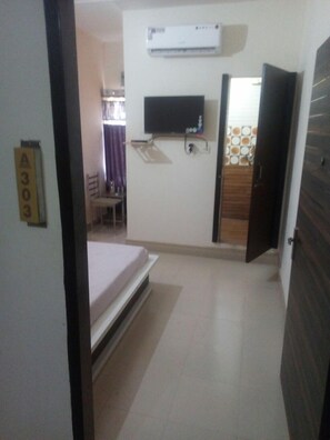 Down comforters, individually decorated, rollaway beds - Hotel The Atulyam (Nohar)