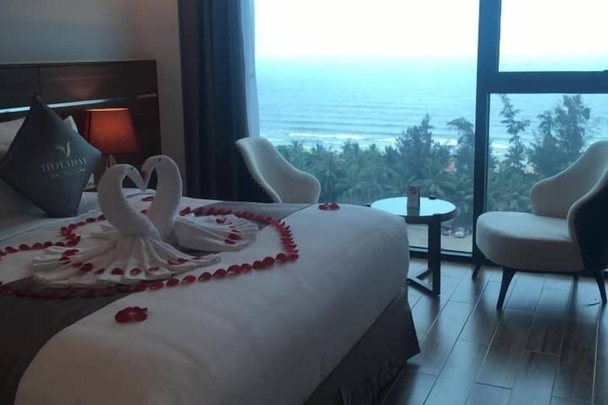 Standard Room, 1 King Bed, Beach View | In-room safe, iron/ironing board, WiFi (free), bed sheets