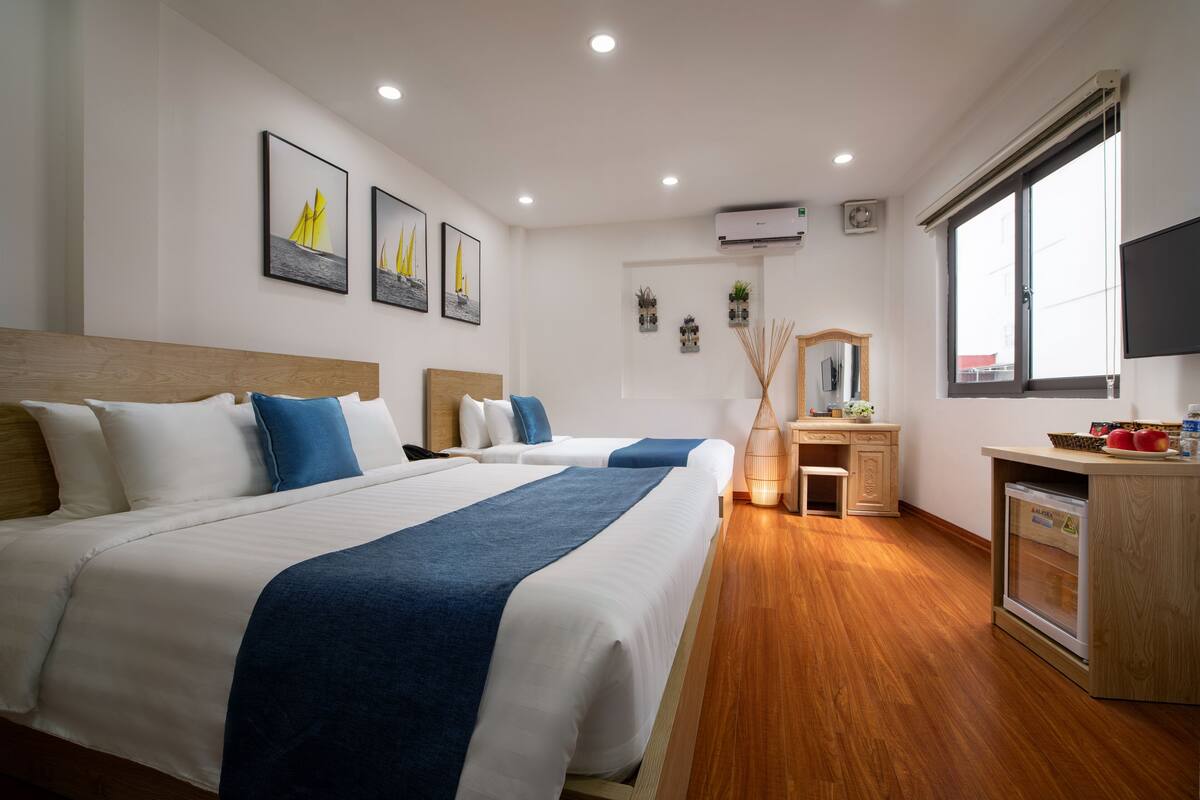 Family Room | Minibar, in-room safe, desk, blackout curtains