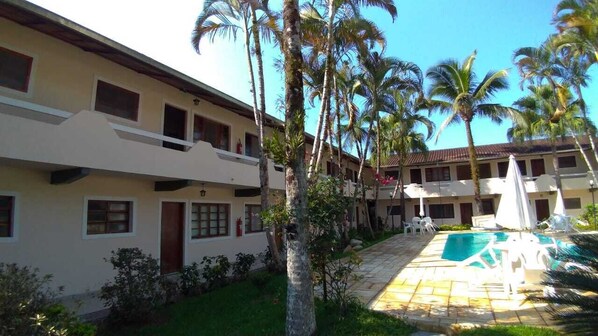 Een binnenzwembad, een buitenzwembad