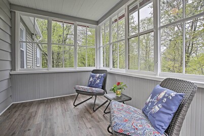 Beautiful Lenox Home, 3 Mi to Shakespeare & Co!