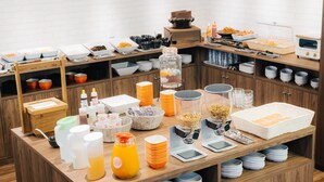 Un buffet proposant une variété de plats et de boissons.