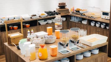 Daily buffet breakfast (JPY 1200 per person)