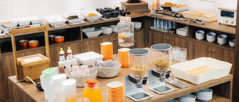 Petit déjeuner buffet (1200 JPY par personne)