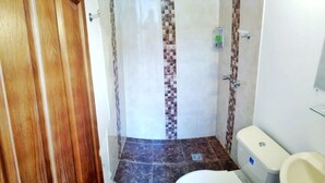 A bathroom with a shower, toilet, and sink. - Come to Rionegro, Come to Life (Rionegro)