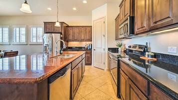 Kühlschrank, Mikrowelle, Herdplatte, Geschirrspüler