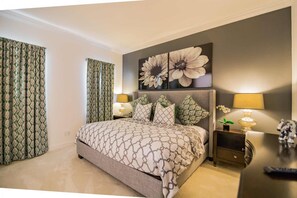 5 Schlafzimmer, Schreibtisch, Bügeleisen/Bügelbrett, kostenloses WLAN