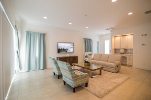 Fernseher, Videospiele, DVD-Player, Tischtennisplatte