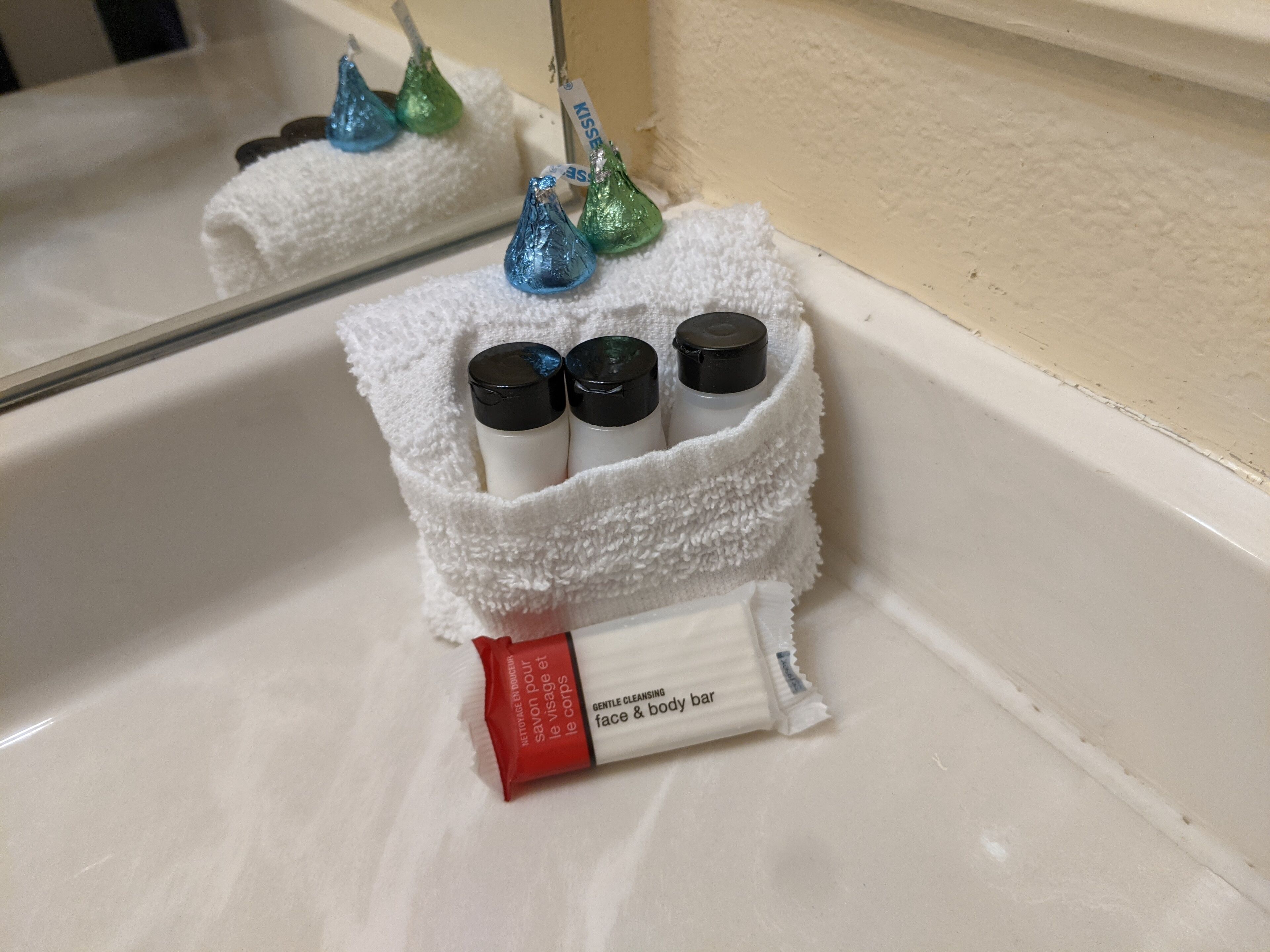 En handfat i badrummet med en vit handduk och en tvål.
