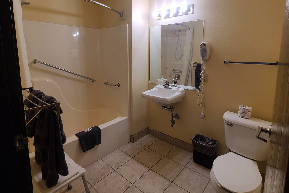 Un baño con bañera, lavabo, inodoro y ducha.