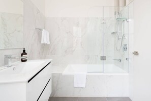 Shower, hair dryer, towels - Stunning Sydney Home 4 (Millers Point)