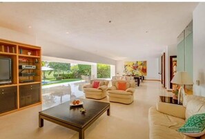 House, 5 Bedrooms, Private Pool | Living area