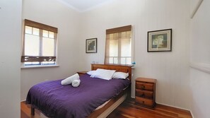 4 quartos, ferros/tábuas de passar roupa, roupa de cama