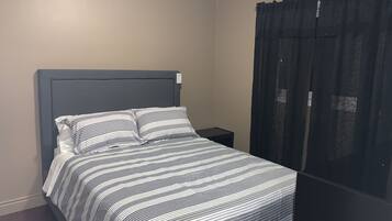Cortinas blackout, tabla de planchar con plancha y wifi gratis