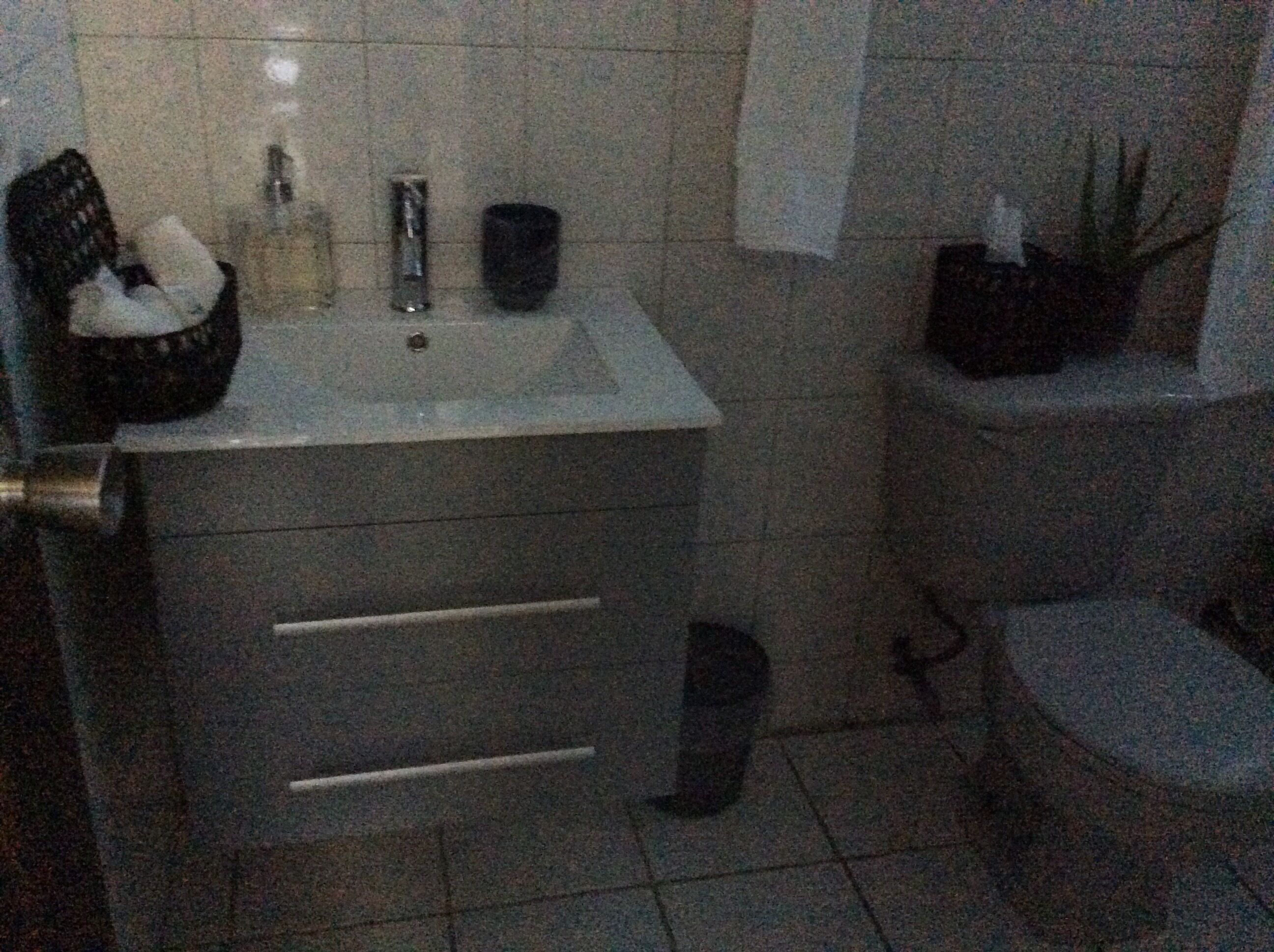 Douche, sèche-cheveux, bidet, serviettes fournies