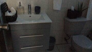 Douche, sĂšche-cheveux, bidet, serviettes fournies