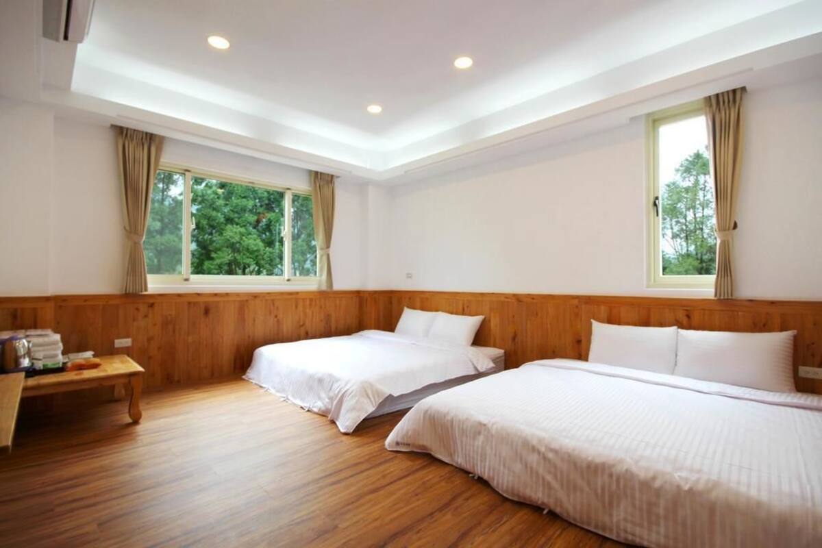 Vierbettzimmer | Schreibtisch, Verdunkelungsvorhänge, kostenloses WLAN, Bettwäsche
